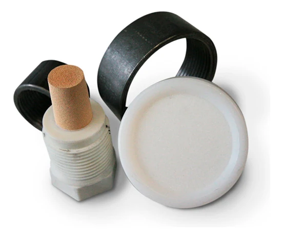 U025 and U060 fluidisation nozzles, each with its black welding ring: the small one with a sintered brass plug, the large one with a white porous polyethylene face.