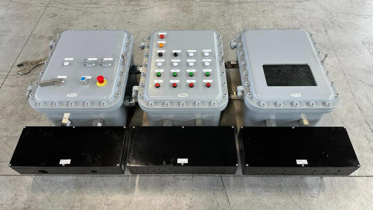 Tre Ex d-tavler med Ex e-kapsler til raffinaderi — HARDO styreboks