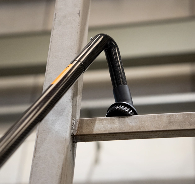 CleanUp round brush at steel structural member &ndash; cleaning load-bearing profiles at height