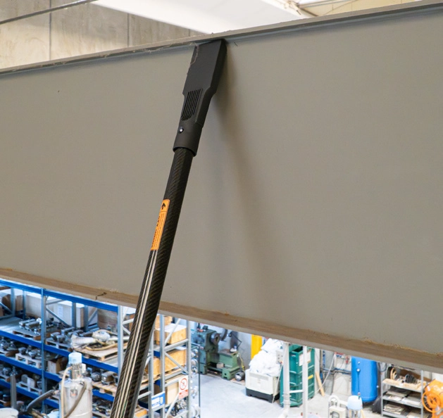 CleanUp flat surface nozzle cleaning wall-ceiling junction in production facility &ndash; system reaches from floor level