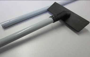 WALLY vægbørste i brug – højtliggende vægflader i industrielle miljøer