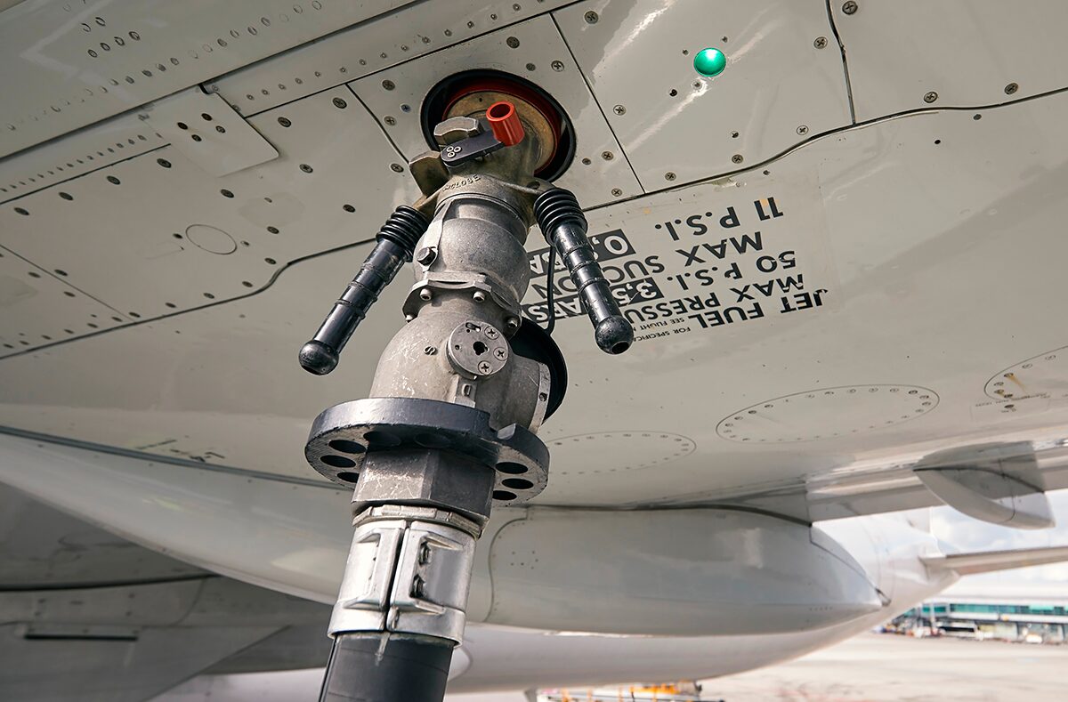 Påfyldning af flybrændstof ved vingen med specialkobling og sugesystem