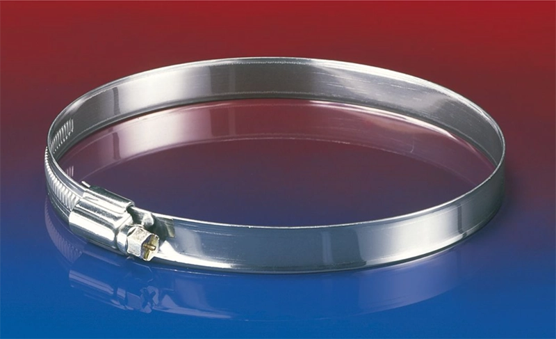 NORRES CLAMP 208 – spændebånd i rustfrit stål med glat bånd, vist på rød/blå baggrund.