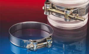 NORRES CLAMP 211 – kraftigt T-bolt spændebånd i rustfrit stål, vist på rød/blå baggrund monteret på slange.