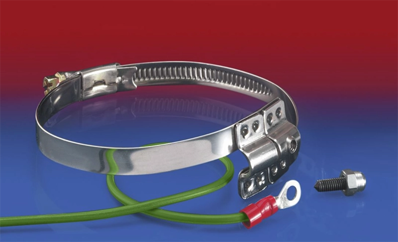 NORRES CLAMP 212 EC brospændebånd med grøn jordledning og skrue – fremvist på blå/rød baggrund.