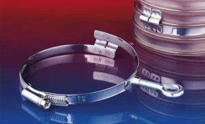 NORRES CLAMP 217 brospændebånd med øje – vist åbent på bord sammen med monteret slange.