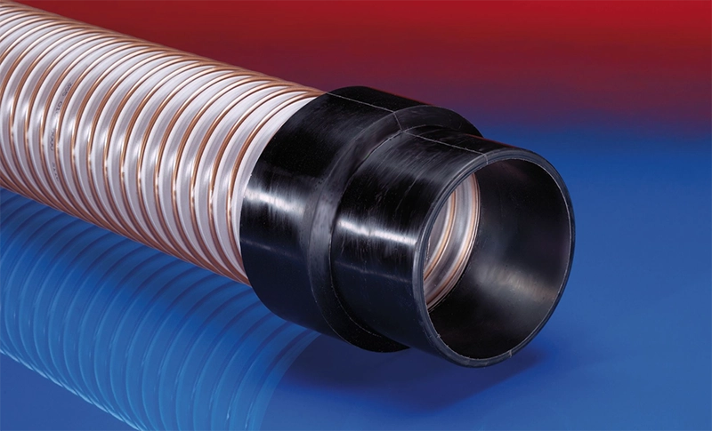 NORRES CONNECT 240 EC – sort elektrisk ledende slangemuffe i Pre-PUR®, vist monteret på korrugeret industrislange.