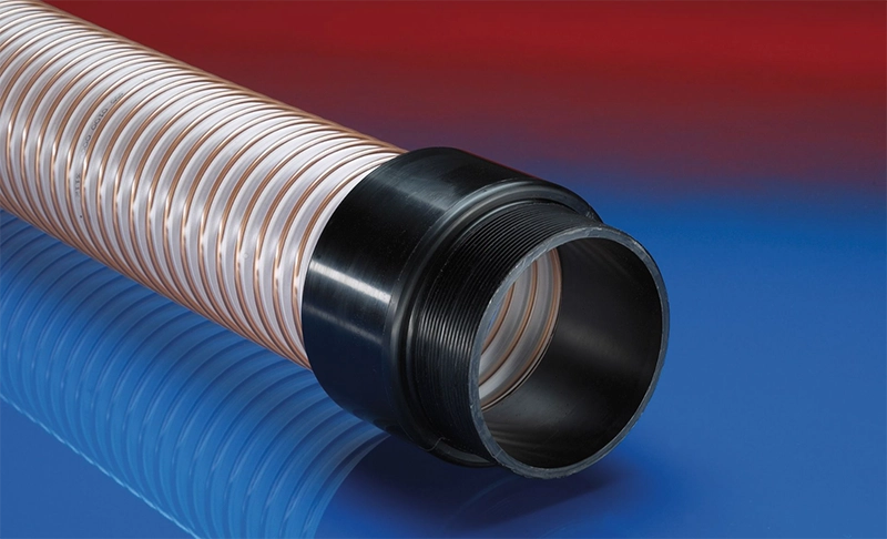 NORRES CONNECT 242 – sort gevindadapter i Pre-PUR®, vist monteret på korrugeret slange med indre spiral.