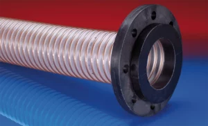 NORRES CONNECT 244 to-delt løsflange med sort PP-belægning og stålkerne – monteret på spiralforstærket slange.