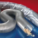 NORRES TIMBERDUC® PUR 531 AS (XLD) – ultralet suge- og transportslange, rullet og med klar struktur, vist i brug til træstøv.