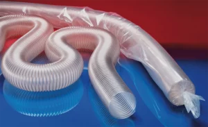 Let, fleksibel og sammentrykkelig PUR-slange leveret komprimeret i plastpose.