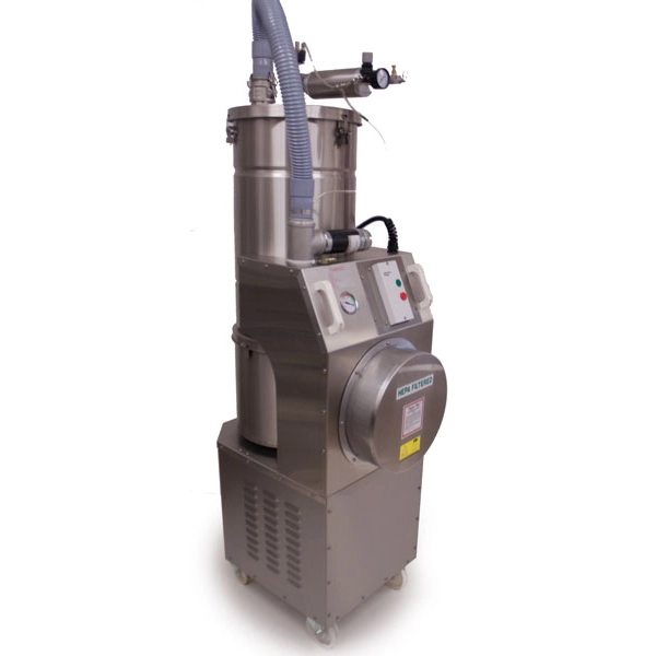 Bagtil med motorhus og betjeningspanel.