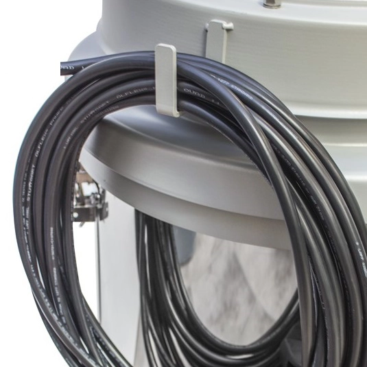 Tiger-Vac C-10 EX IT-40L – nærbillede af kabelholder monteret på motorhovedet, viser ledningsstyring og antistatisk konstruktion