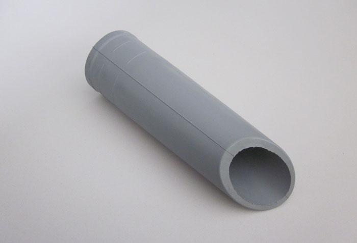 Konisk skrårør i gråt oliebestandigt gummi til industriel støvsugning, længde 195 mm